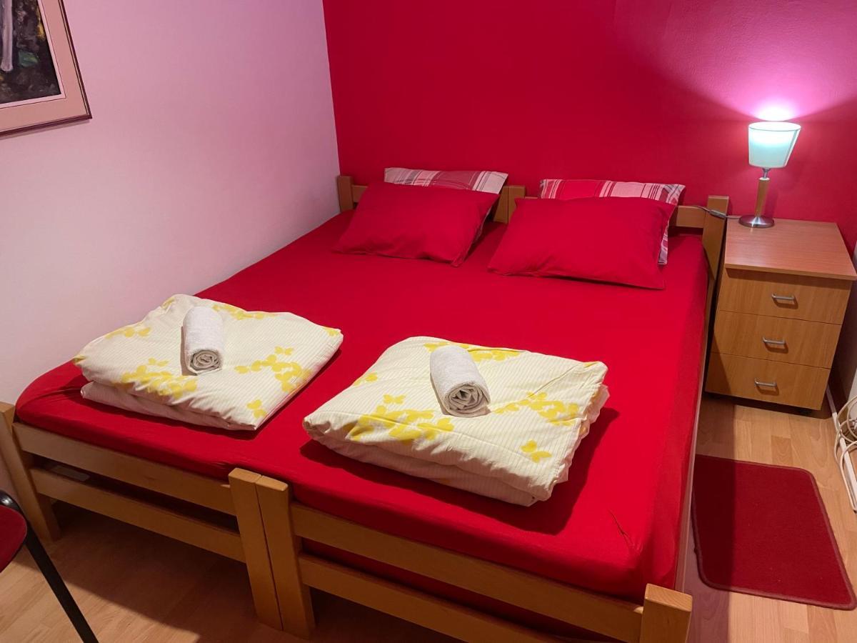 Skopje City Center Red Apartment Esterno foto